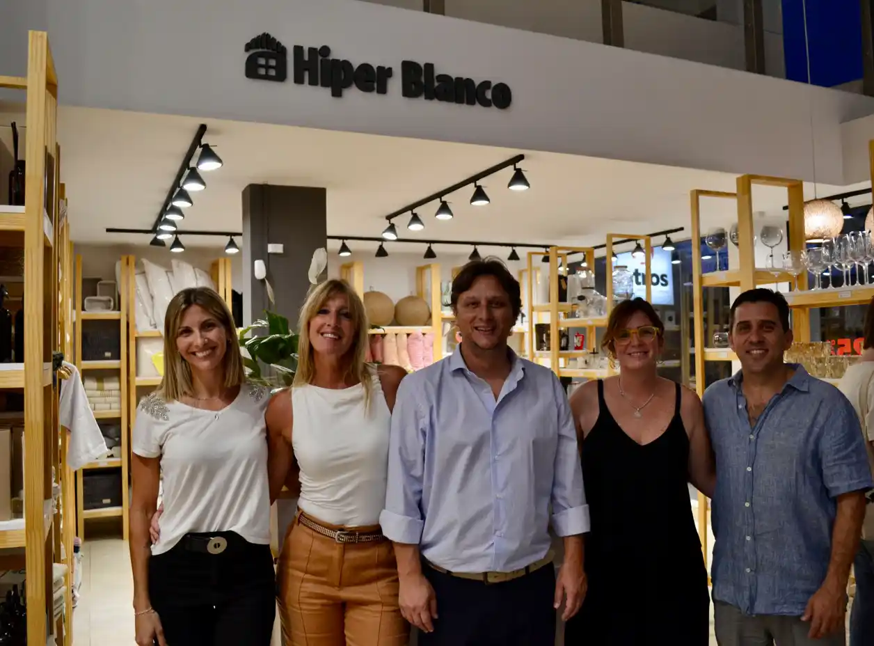 Los responsables del nuevo emprendimiento durante la apertura.