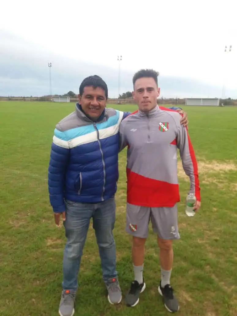 Alberto Ramírez, que llevó a muchos juveniles a probarse a Newell´s Old Boys aquí junto a Facundo Britos ya con la indumentaria de Sportivo Las Parejas donde el técnico es Sebastián "Terremoto" Cejas.