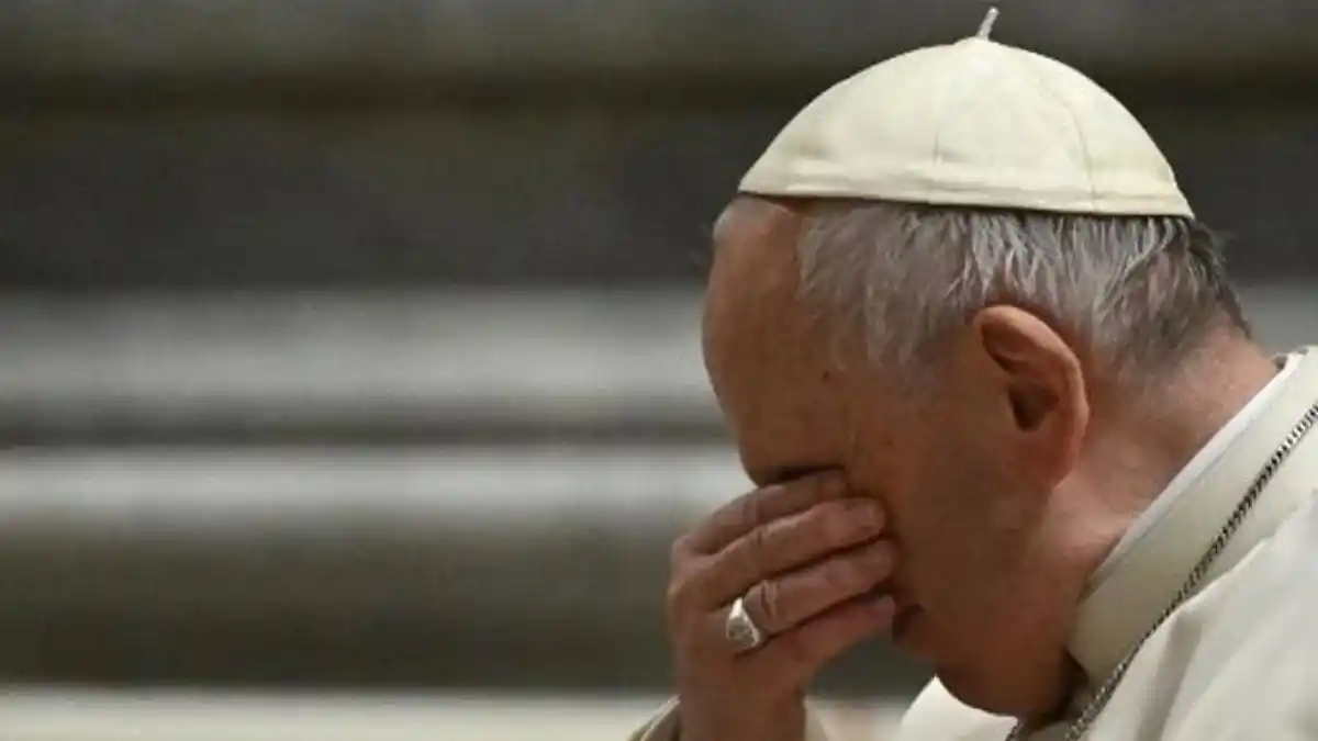 Francisco no pudo oficiar la Vigilia Pascual por un fuerte dolor en su rodilla