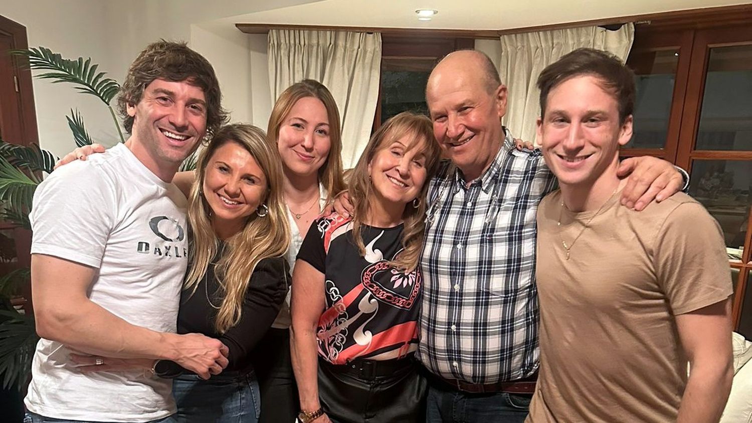Familia. El expiloto junto a sus cuatro hijos