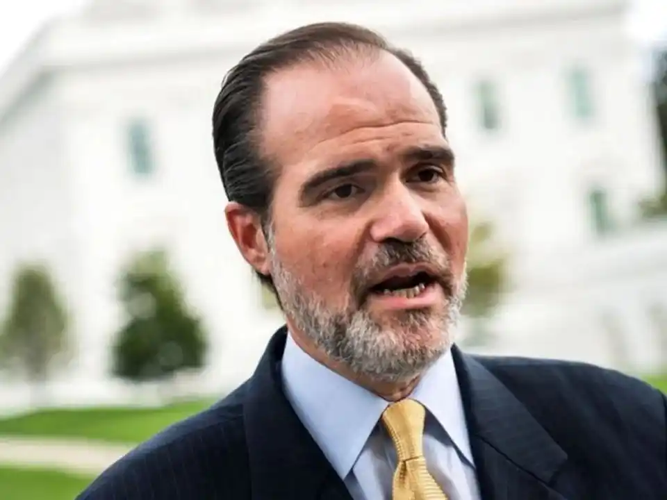 La embajada de China cargó contra Maurice Claver-Carone por haber criticado el swap con Argentina