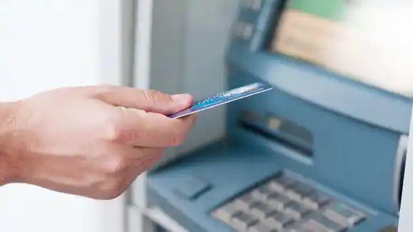 Aumentan desde mayo las comisiones por sacar plata del cajero