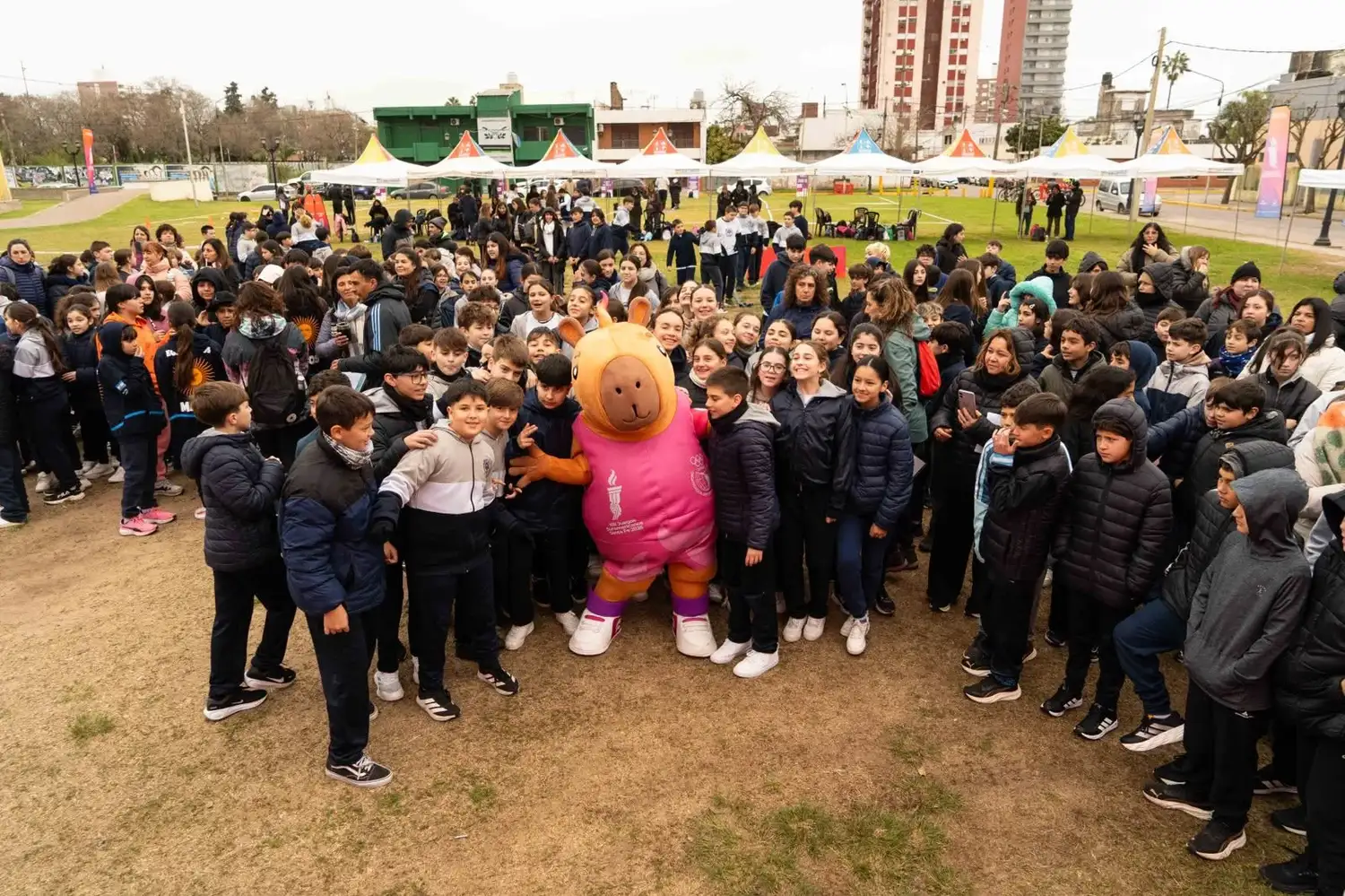 Los alumnos posan junto a la mascota de los Juegos.
