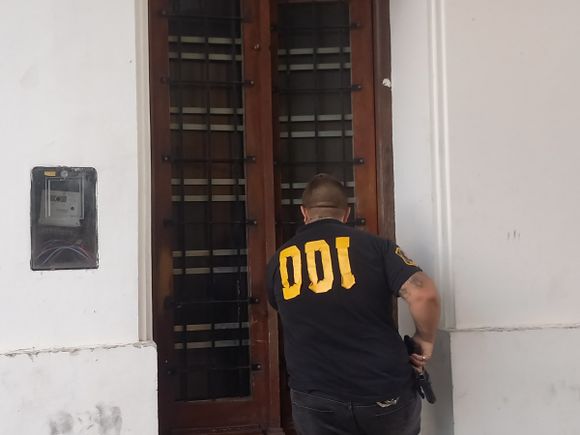Detuvieron a un hombre de 55 años acusado de abusar de la hija de su pareja, de 16