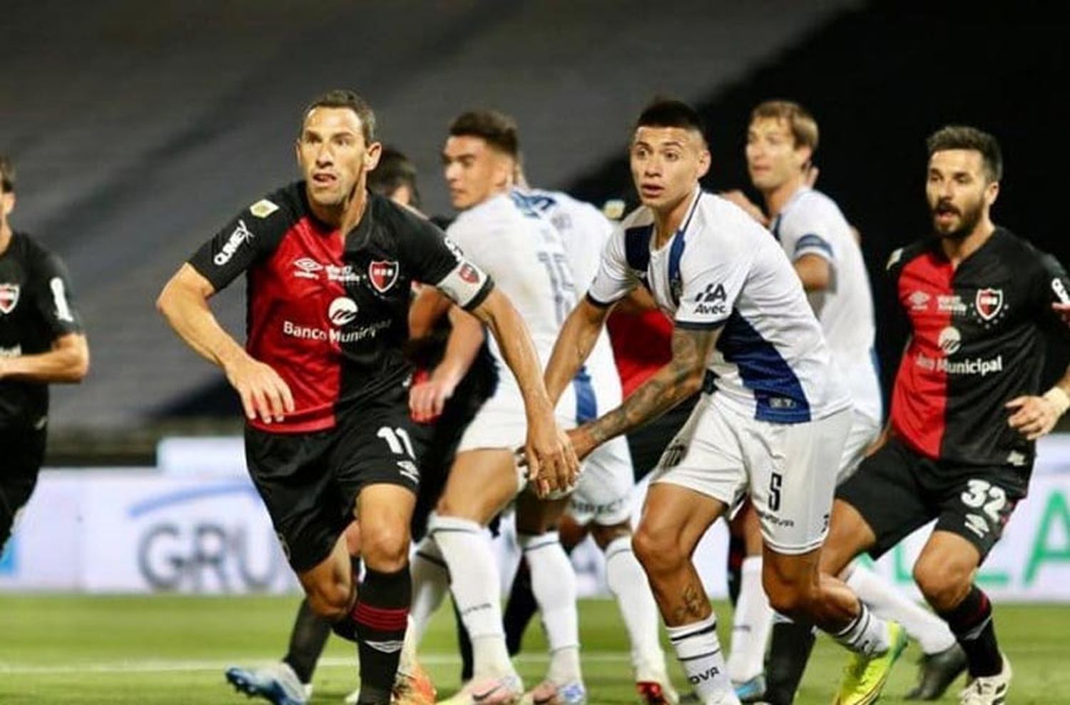 Casi desde el vestuario, Newells le gana a Talleres un partido clave