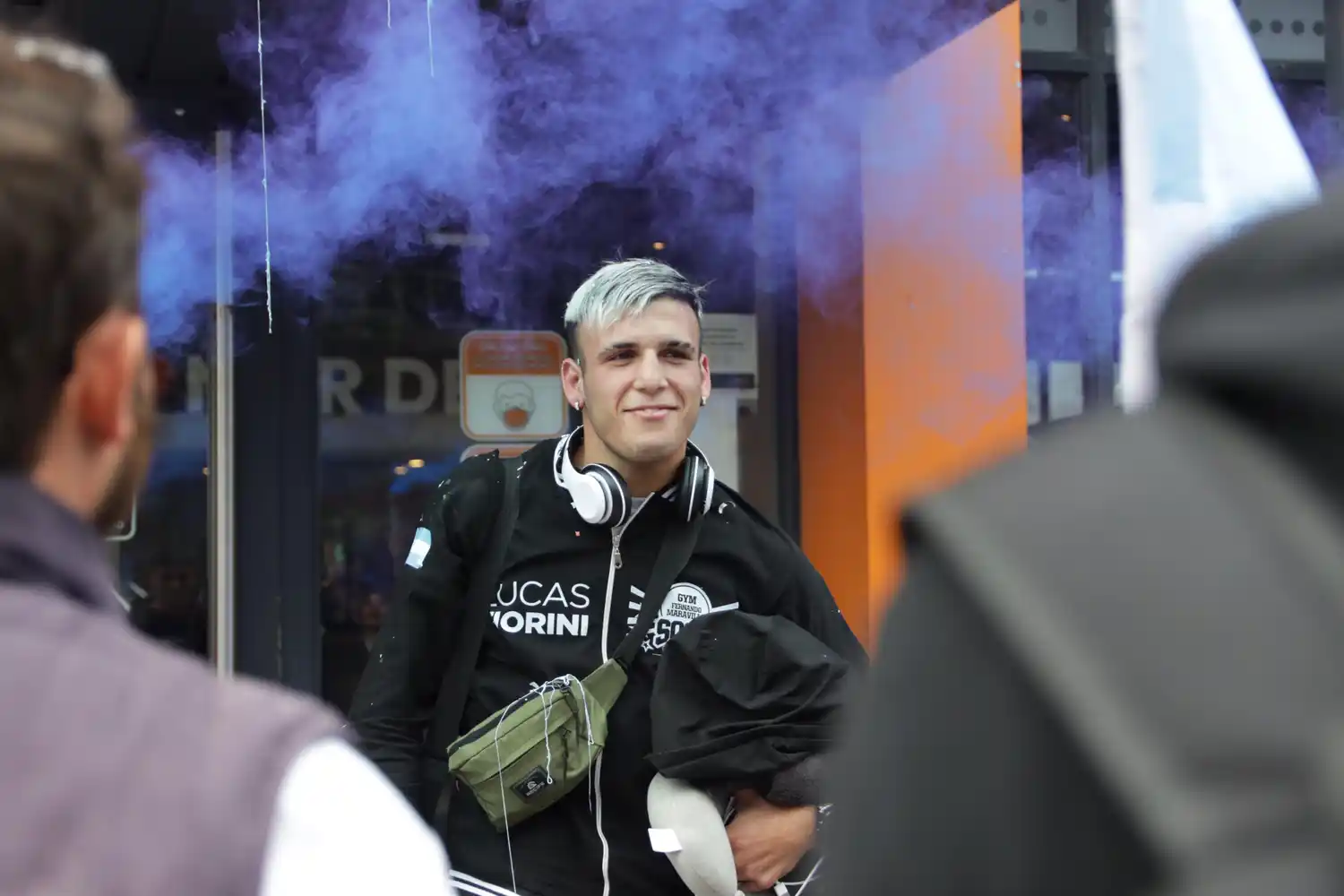 Leonel Ávila con el cinturón de campeón sobre el ring de Alemania junto a Fernando "Maravilla" Sosa.