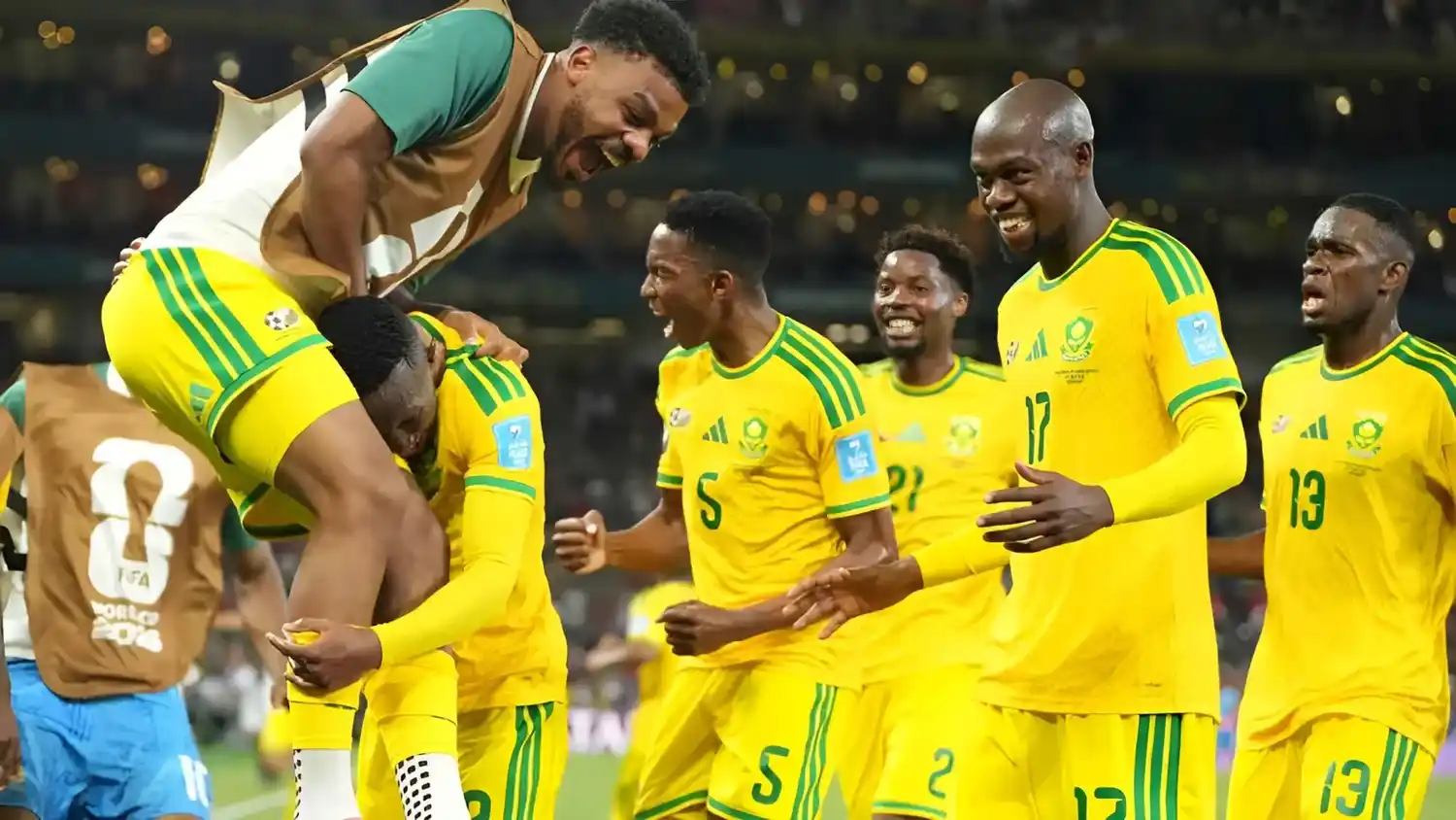 Festeja Sudáfrica. Los 'Bafana Bafana' vencieron por la mínima a Corea del Sur en Monterrey y consiguieron, por primera vez en su historia, el pase a la ronda de eliminación directa en un Mundial. Foto: AP