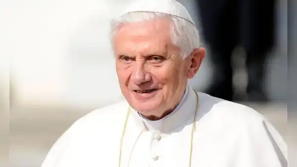 ¡OTRO FAKE NEWS! En redes sociales dieron por muerto a Benedicto XVI