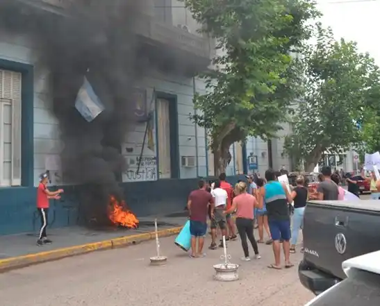 Furia en Victoria por la muerte de un joven que estaba detenido en una celda de la Jefatura