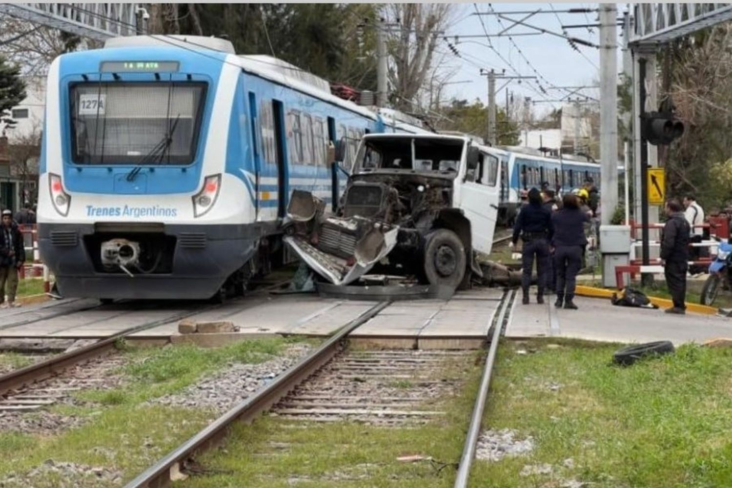 Un tren embistió contra un camión que atravesó la barrera estando baja 