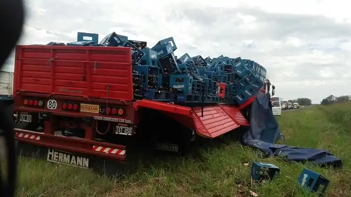 Un camión derramó cajones de cerveza sobre la Ruta 20   