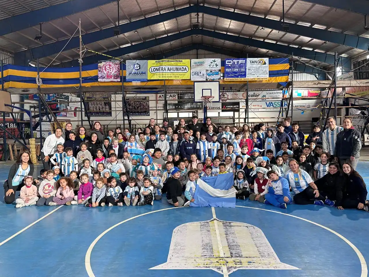 Los niños de la colonia disfrutaron de una jornada lúdica.