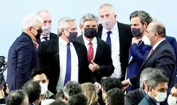 Finalmente, terminamos contratando a Los Simuladores