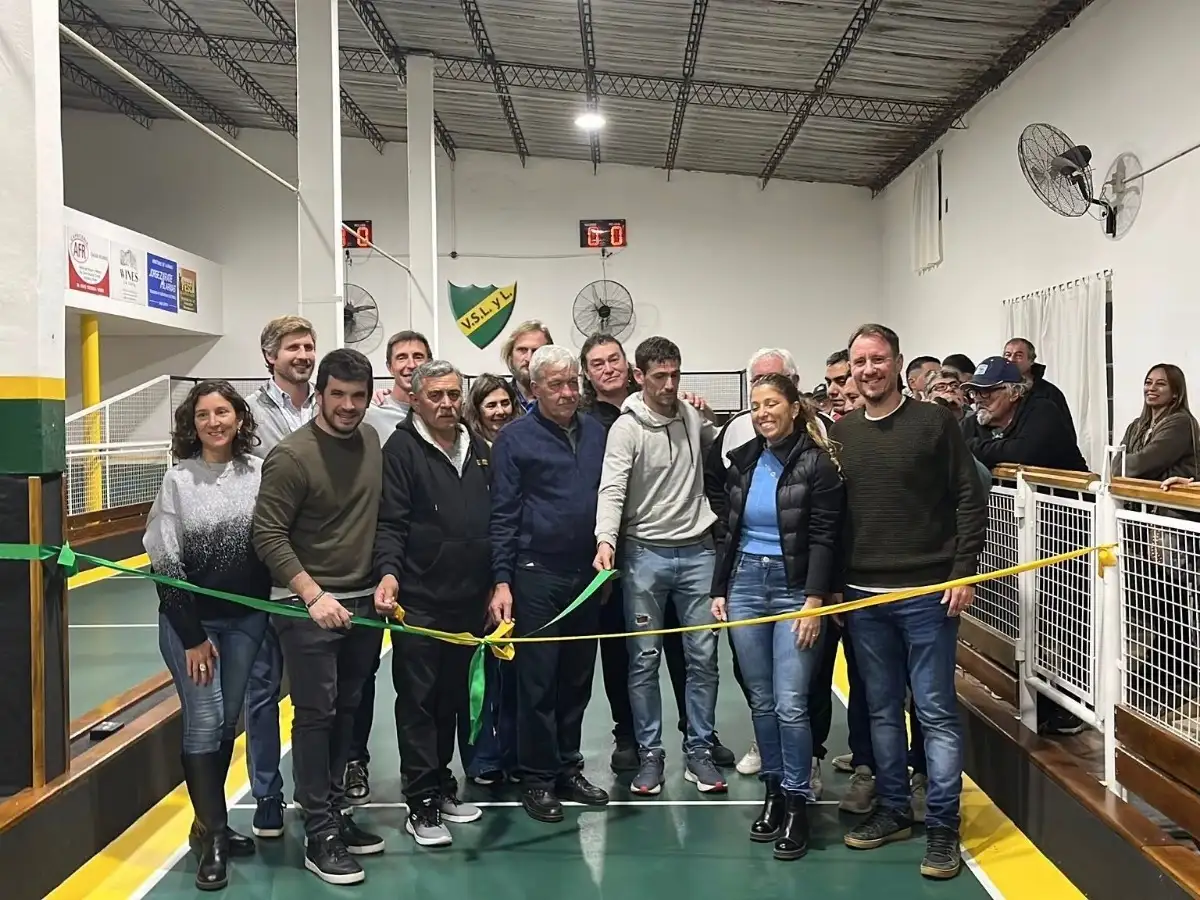 Chiarella, Di Gregorio, Pellegrino y Meardi, junto a las autoridades del club anfitrión. Foto MVT