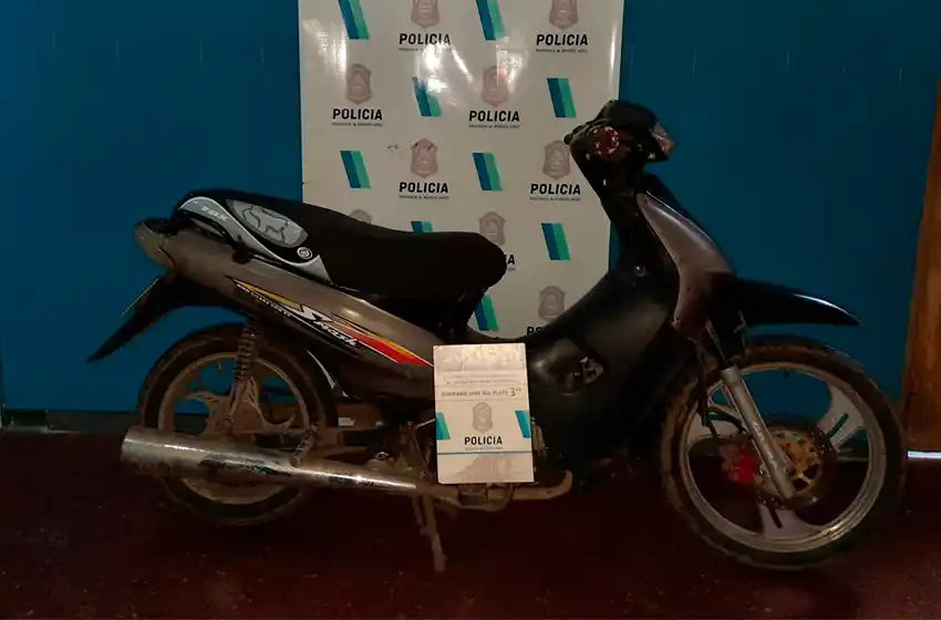 Los atrapan con una moto robada y marihuana