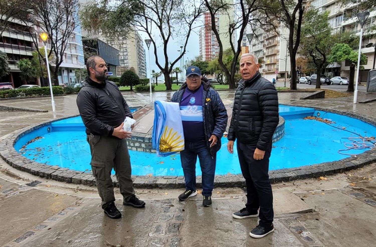 Destacan la puesta en valor del Monumento a Malvinas y donan una bandera a los ex Combatientes