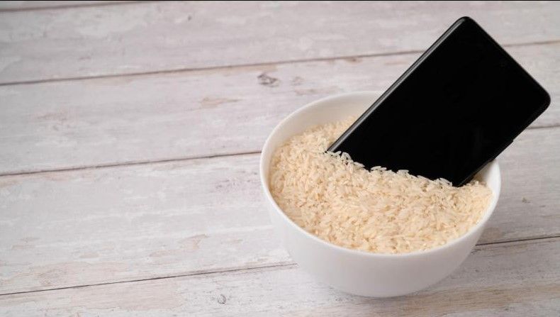 El arroz no ayuda a eliminar la humedad de un teléfono mojado significativamente, según los expertos.