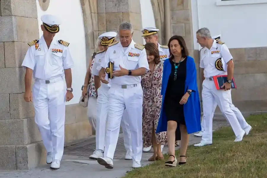 La ministra de defensa Margarita Robles (2d) visita la Escuela Naval