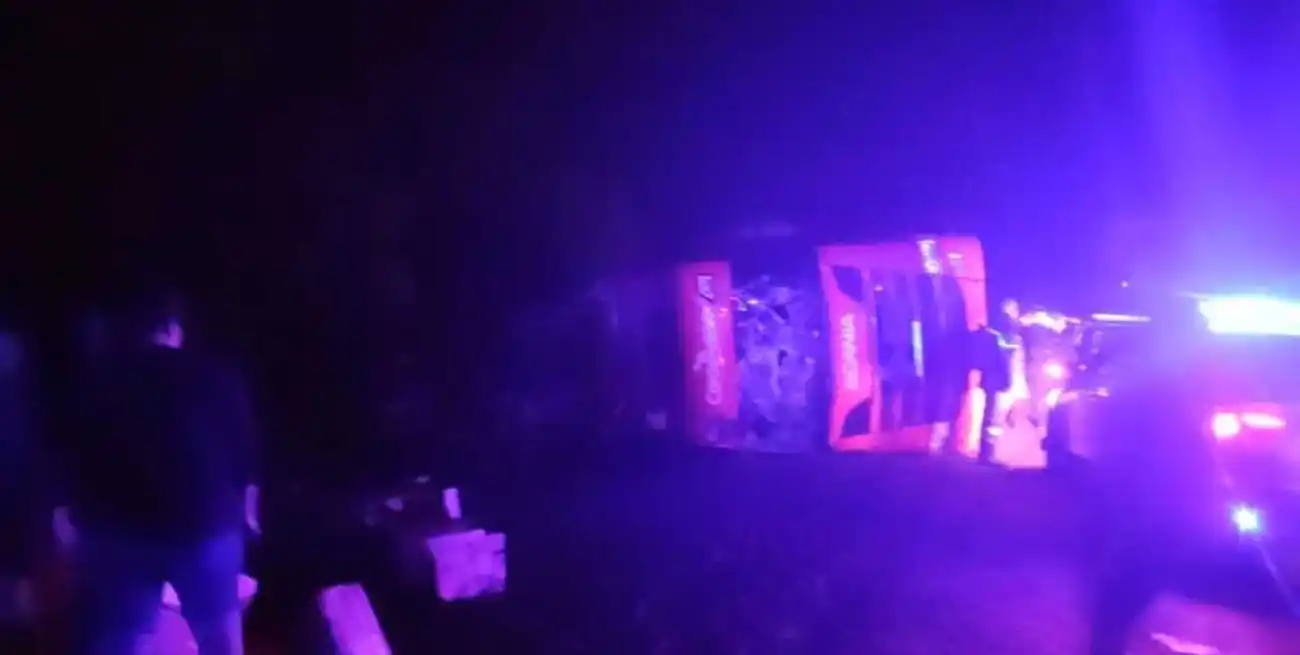 Volcó un camión que transportaba queso y vecinos se agolparon para llevarse la carga