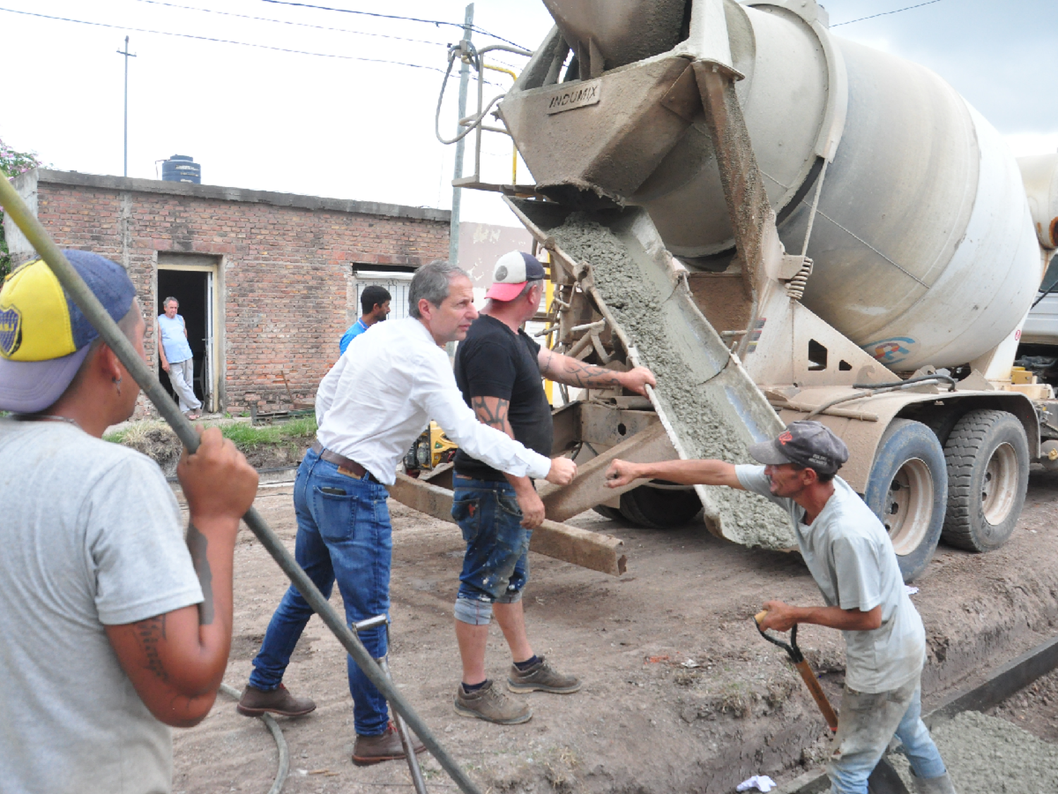 Avanza obra de cordón cuneta en barrio San Cayetano