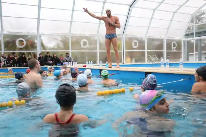 Los nadadores Meolans y Otero brindaron una clínica de natación en Bolívar