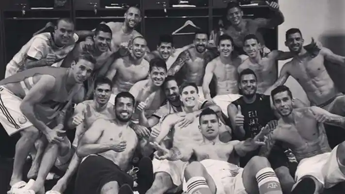 La euforia y los festejos del plantel por la clasificación