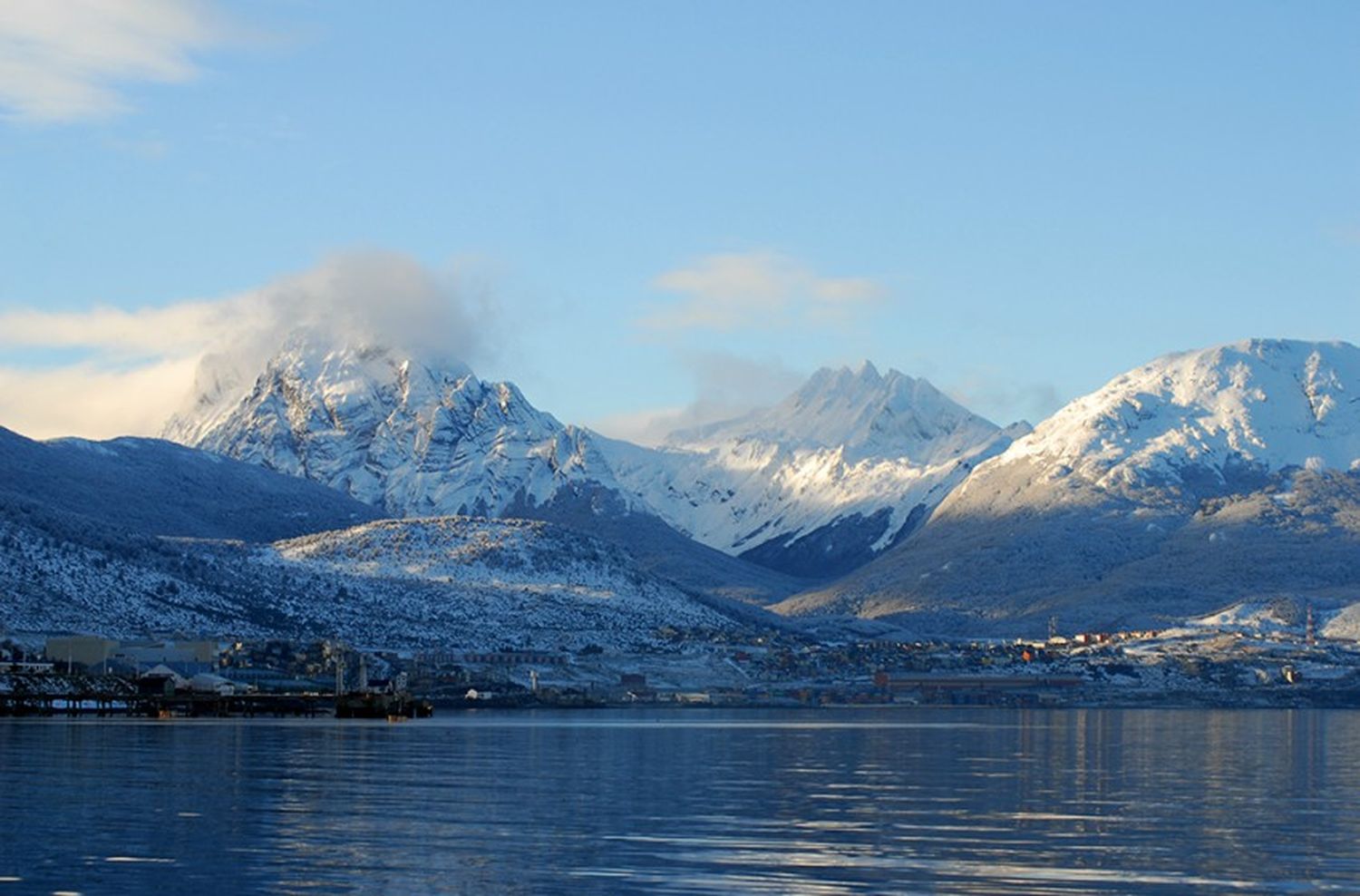 Puro hielo: impactantes imágenes del Canal de Beagle congelado por el frío extremo en Ushuaia