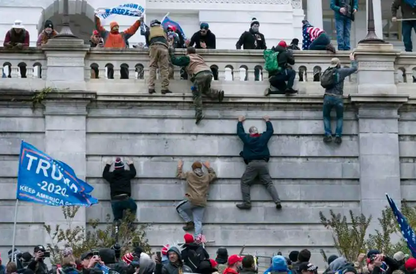 Aseguran Capitolio de EE.UU, pero 4 personas murieron