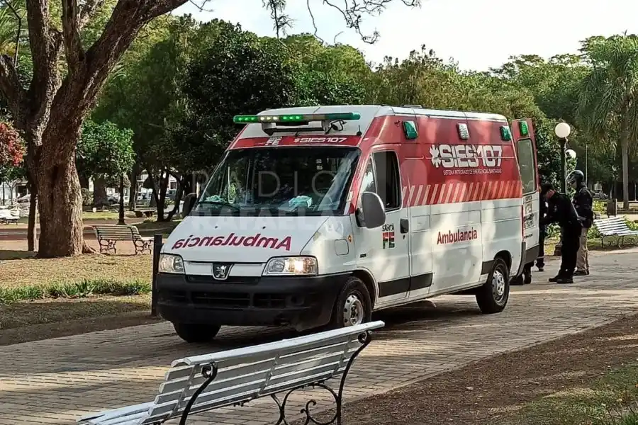 Una ambulancia del 107 en el medio de la plaza 25 de mayo para atender una situación de emergencia: ¿Qué es lo que sucede?