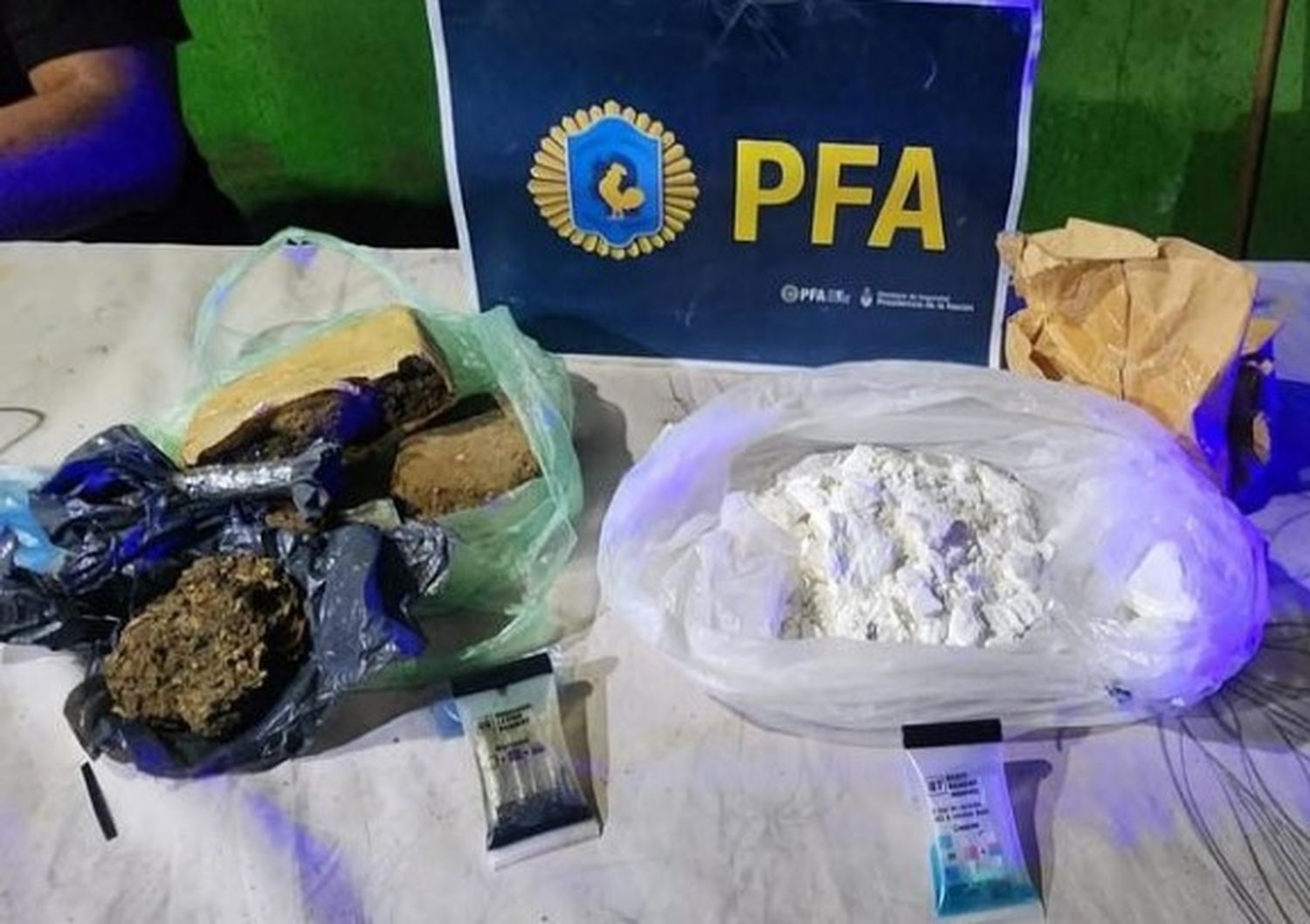 Además, secuestraron casi 700 gramos de cocaína y marihuana, teléfonos celulares, dinero en efectivo y una réplica de revólver calibre .44.