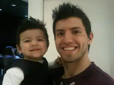 Furor por el video del hijo del Kun Agüero en Facebook