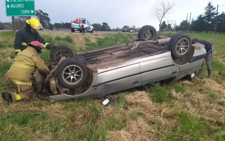 Rescatan a dos hombres tras un vuelco en la ruta 226