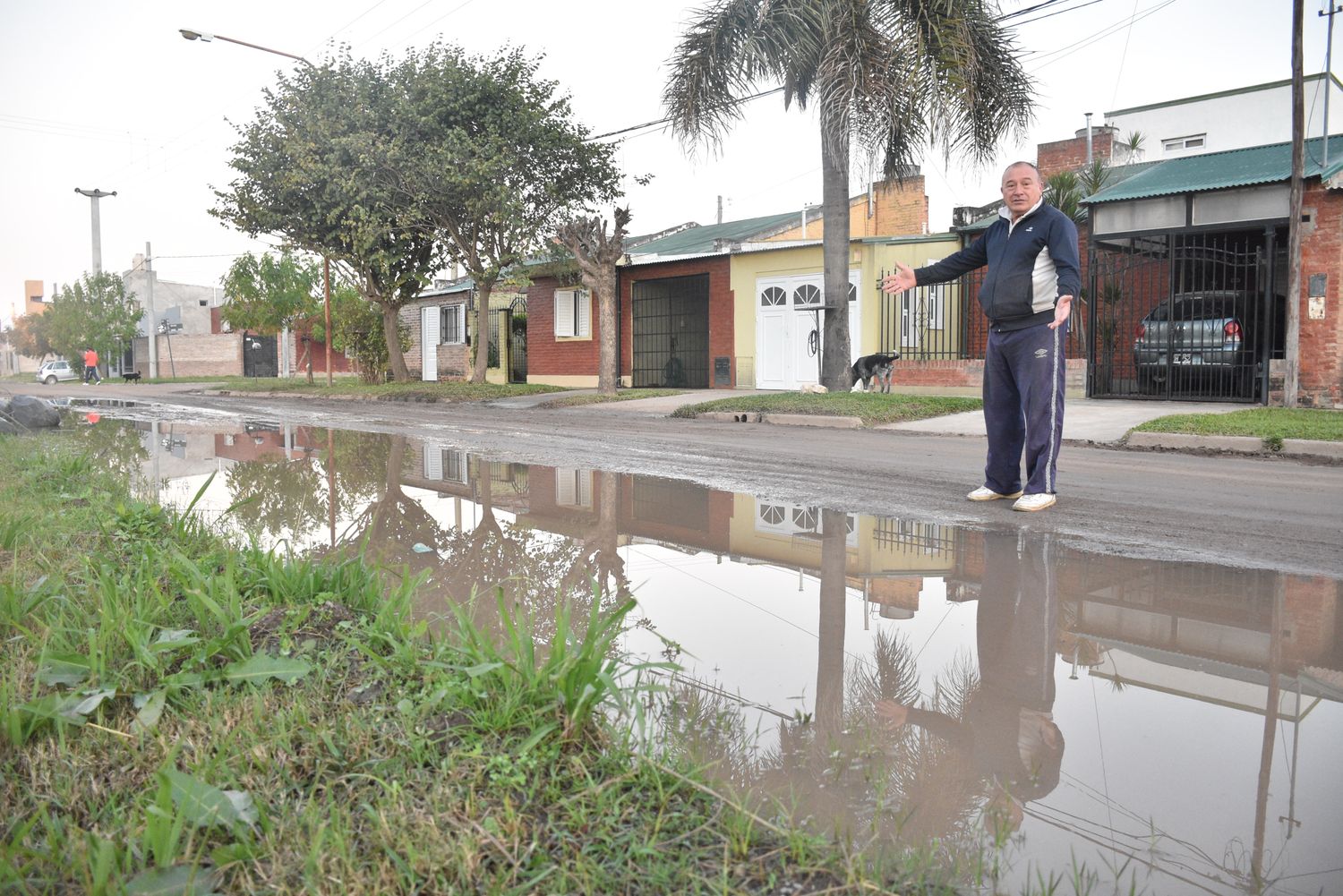 Reclamo de vecinos en barrio Esmeralda por numerosos problemas