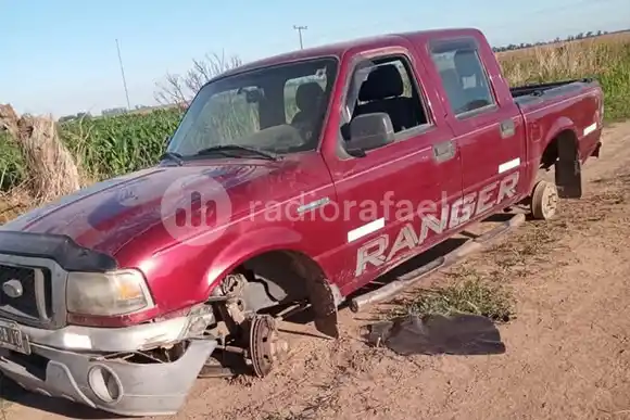 En un camino rural de Angélica, apareció la camioneta robada en San Jerónimo del Sauce