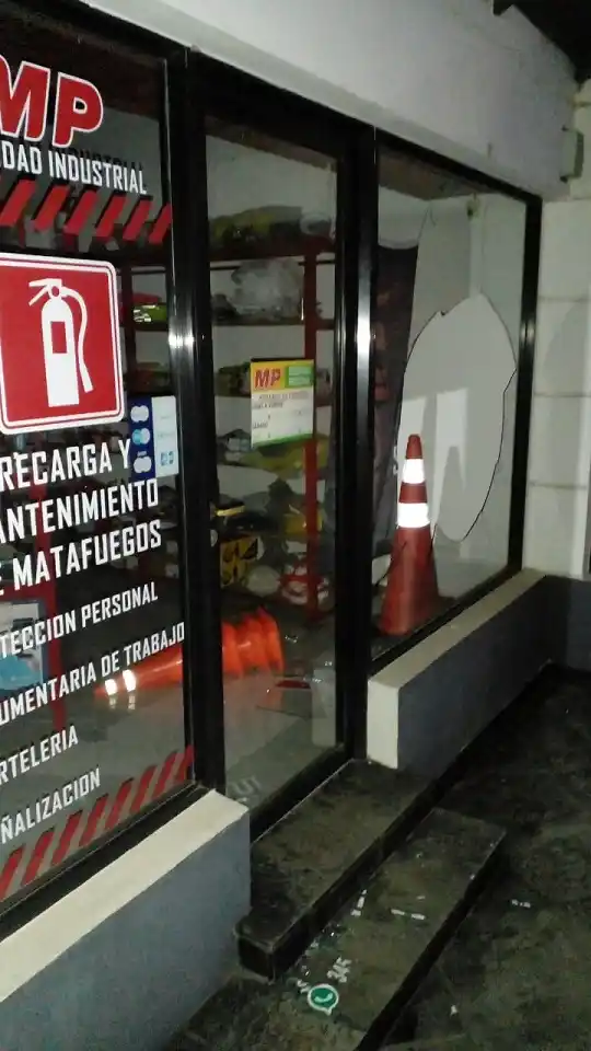 Joven aprehendido tras causar daño en local comercial