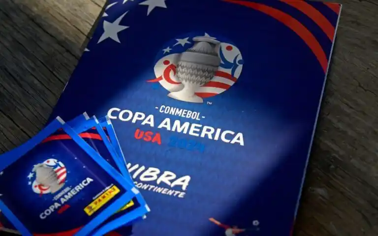 La colección tiene como imagen principal en su primera página a la Selección Argentina, liderando el Grupo A.