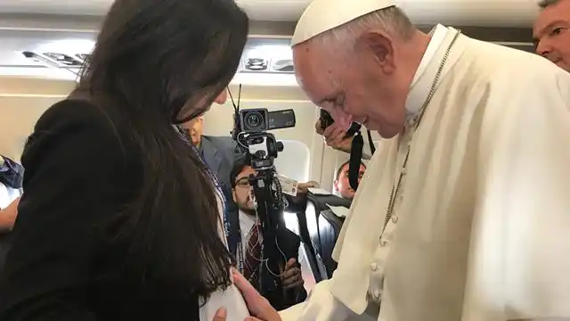 El papa Francisco llegó a Fátima, donde canonizará a los pastores