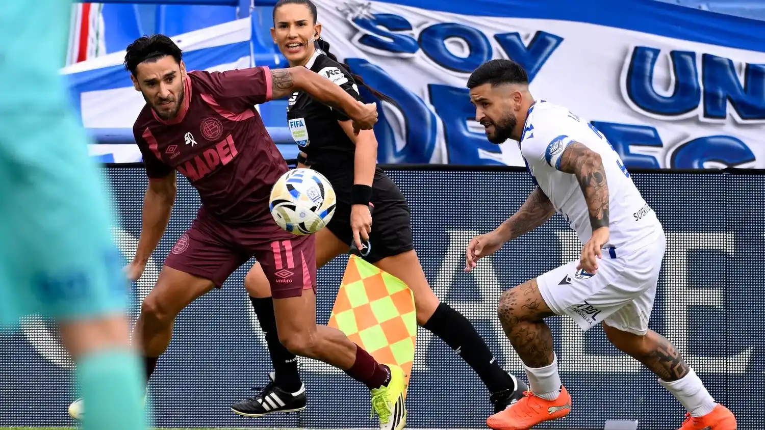 Salvio intenta el desborde ante Gómez.