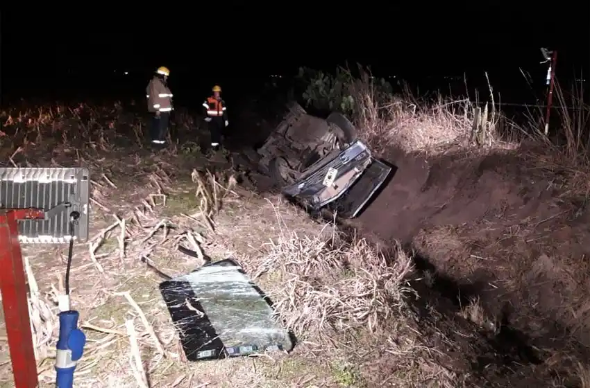 Un hombre falleció tras volcar y caer en un zanjón
