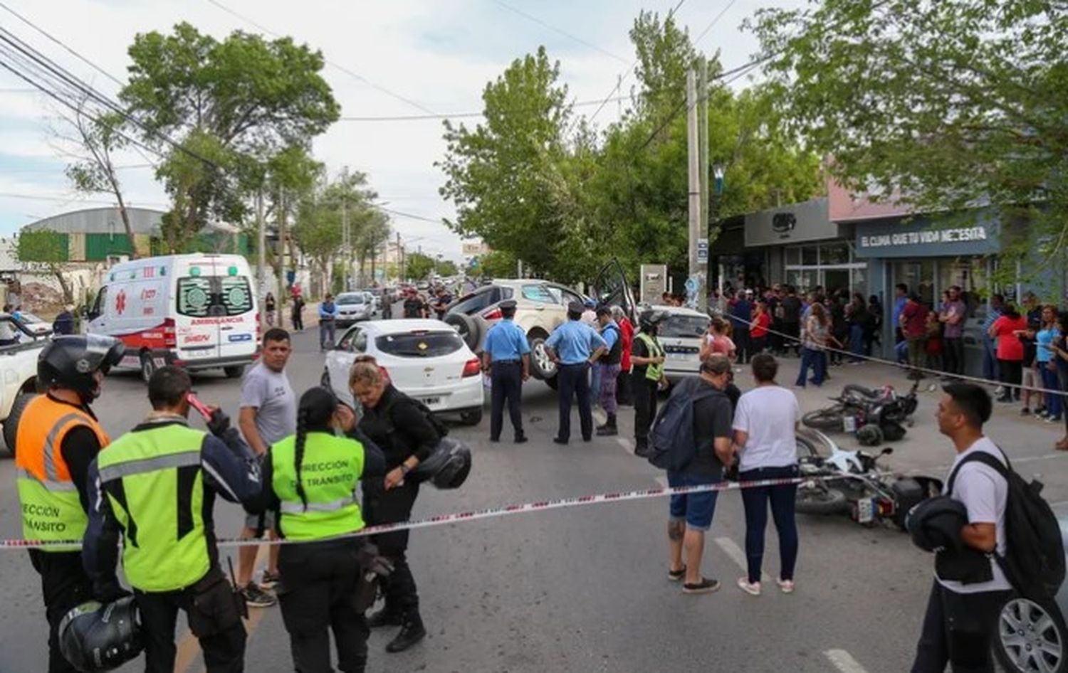 Del choque participaron dos camionetas, dos motos y un auto.