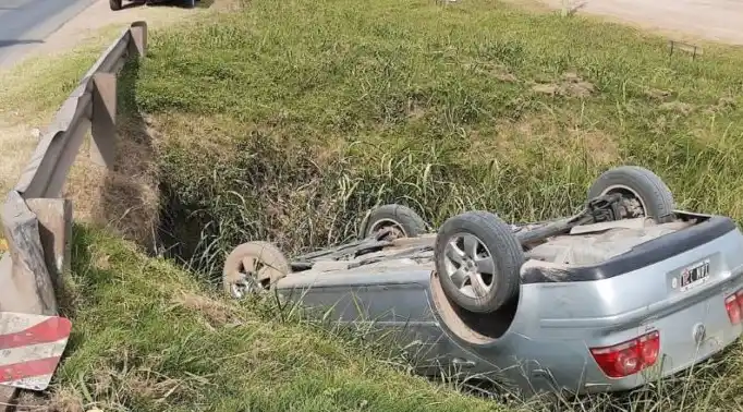 Despiste y vuelco en uno de los accesos a Concepción del Uruguay