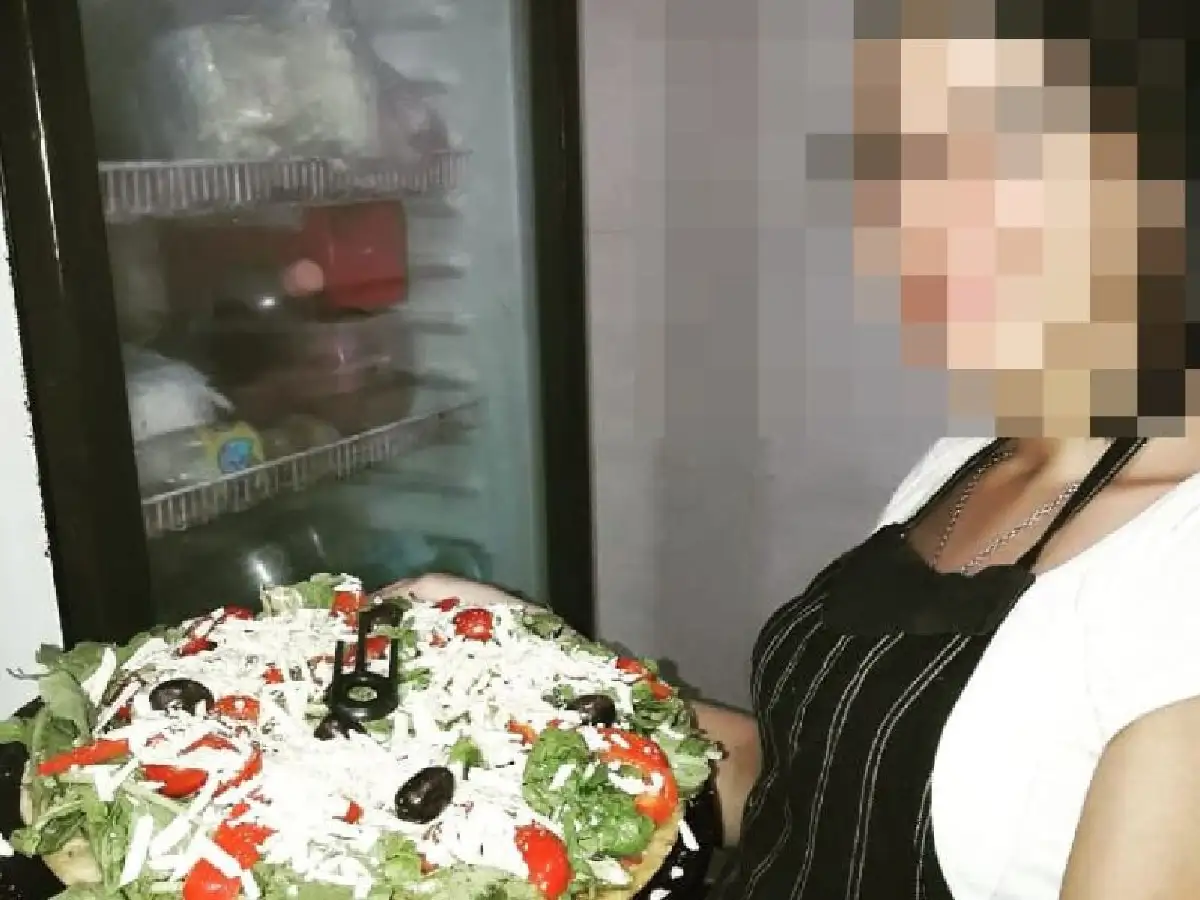 Le colocó un cuchillo en el cuello y le robó dinero de su pizzería