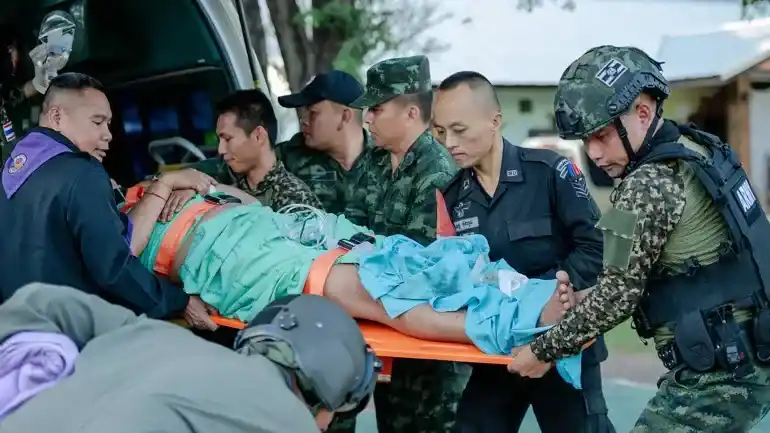 Un soldado tailandés herido es evacuado tras los enfrentamientos en la frontera entre Tailandia y Camboya en la provincia tailandesa de Sisaket [Folleto: Ejército tailandés/AFP]