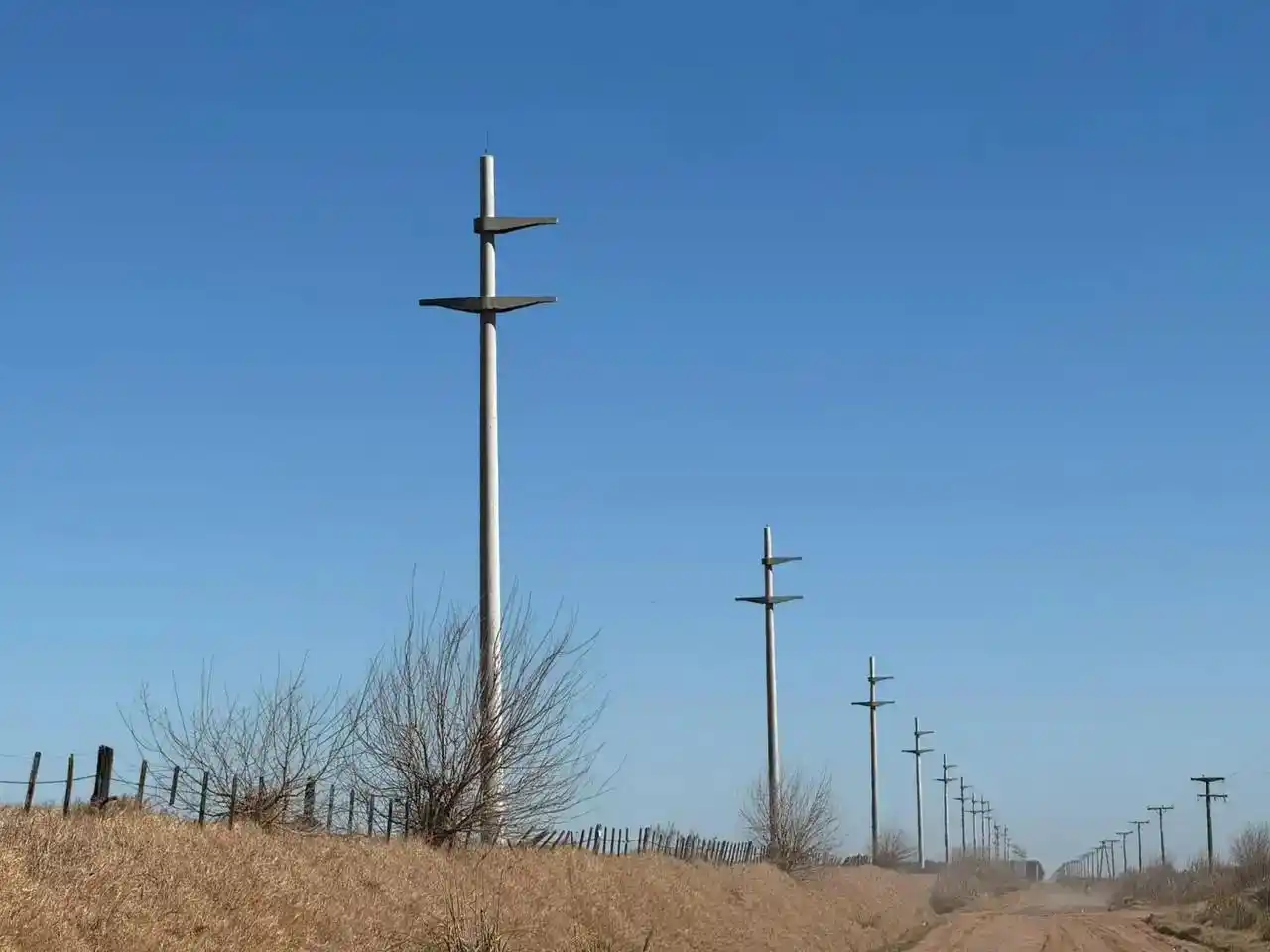 Avanza la instalación del nuevo tendido eléctrico.