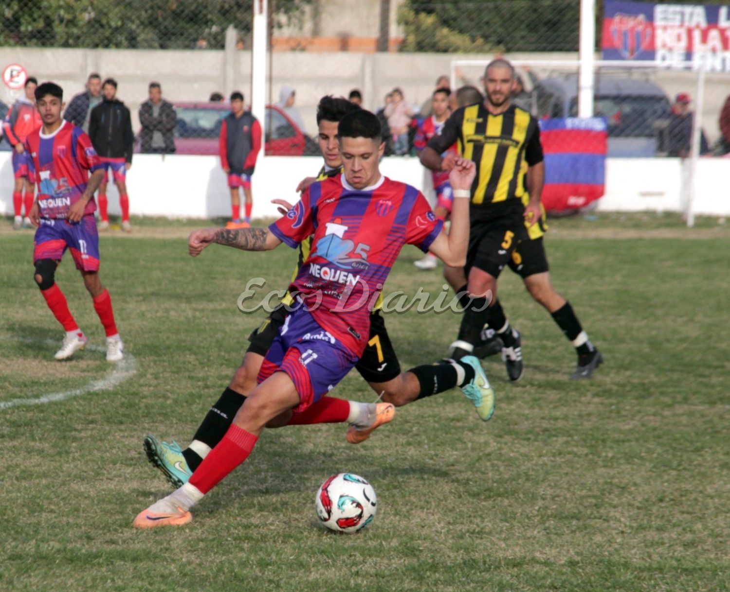 Micael García protege el balón ante la marca de Santiago Etchegoyen