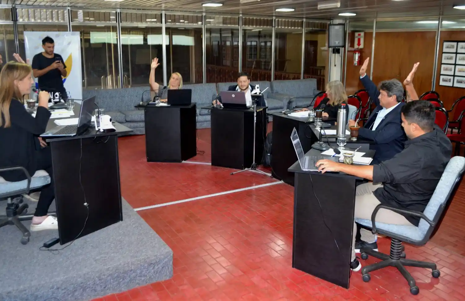 Todos los ediles levantaron la mano para acompañar el Presupuesto 2025.