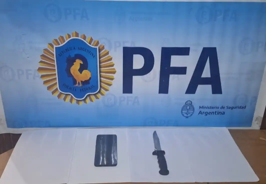 El agresor tenía un cuchillo militar táctico, que mostraba por redes.