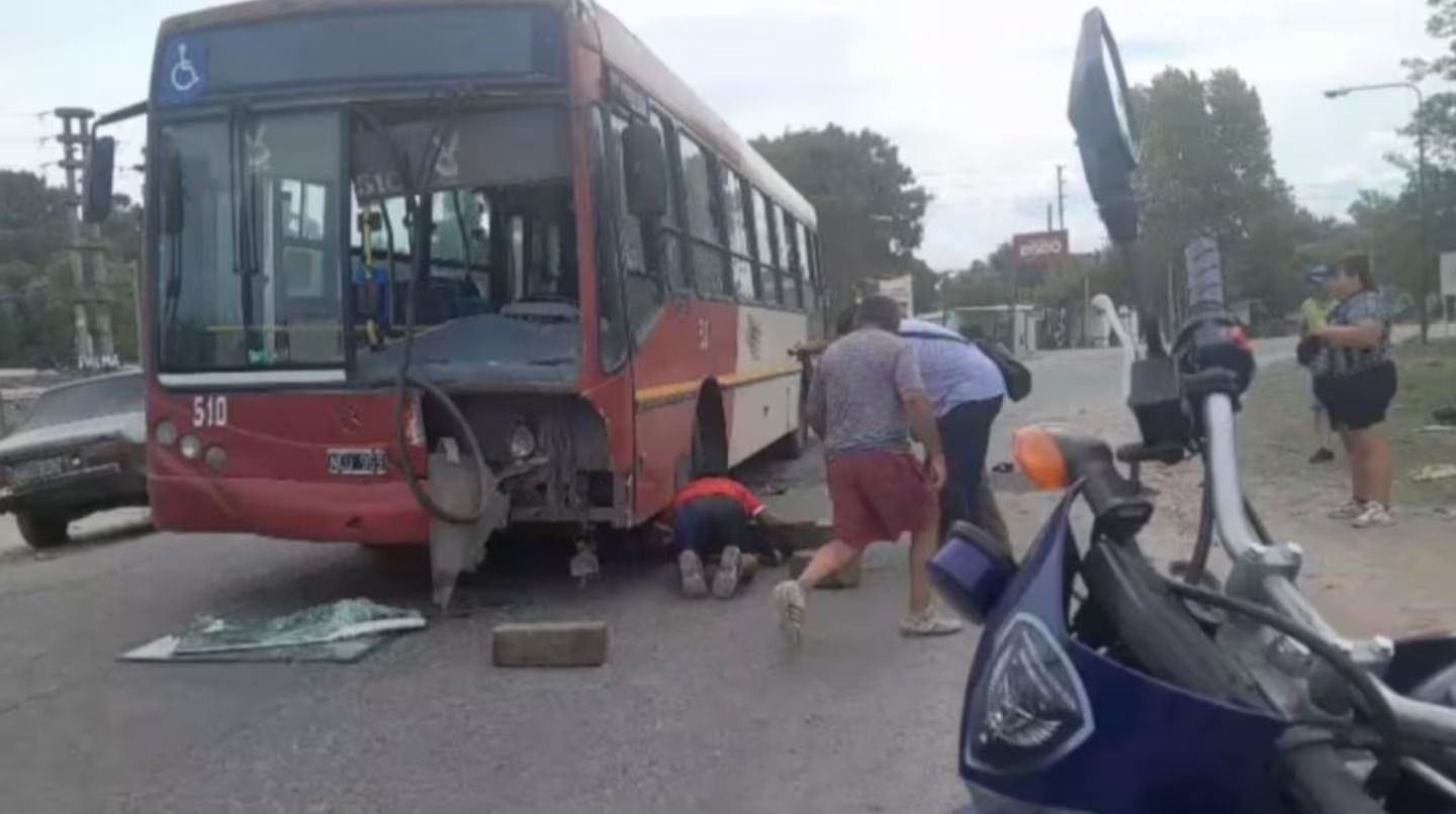 Un colectivo de la línea 510 chocó de frente con una moto en la que viajaba una familia. (Foto: gentileza Un Medio en Morón).