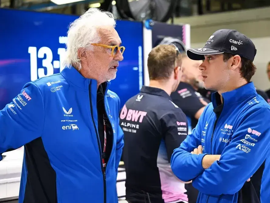 Briatore cuestionó duramente la maniobra del argentino en el Gran Premio de Azerbaiyán. Foto: Alpine
