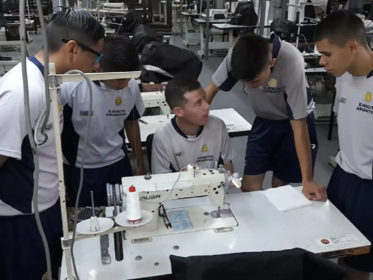 La sastrería militar produce barbijos y sábanas para hospitales 